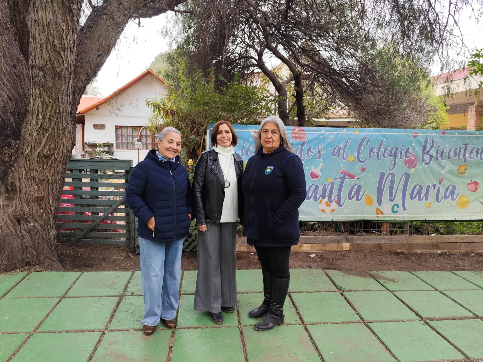 En medio, Marcela Álvarez, directora del Colegio Bicentenario Santa María, junto a la sostenedora Julia del Carmen Acevedo y la profesora Patricia González En medio, Marcela Álvarez, directora del Colegio Bicentenario Santa María, junto a la sostenedora Julia del Carmen Acevedo y la profesora Patricia González