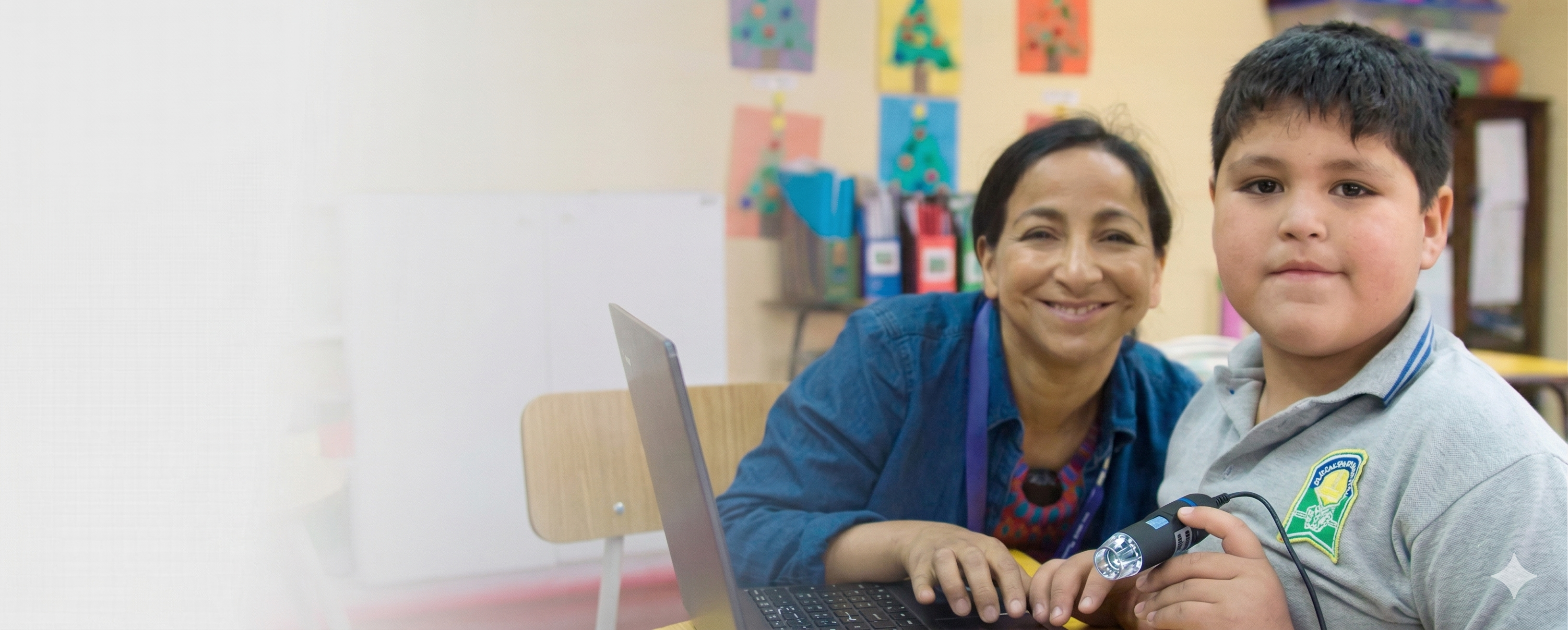 Fotografía de docente y estudiante sonrientes.