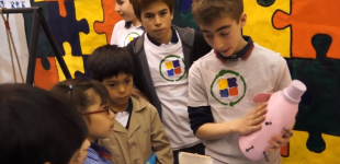 Estudiantes de séptimo básico muestran su proyecto a niños menores