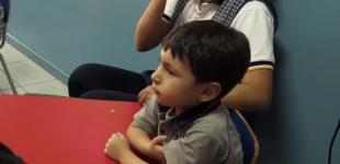 esta imagen muestra un niño de kinder poniendo atención en clases