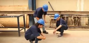 La imagen muestra a tres estudiantes de construcción realizando mediciones para construir una cercha