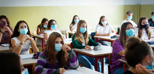 Sala de clases con estudiantes usando mascarilla