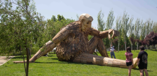 troll de madera gigante en Quinta normal