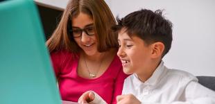 Docente y niño aprendiendo con metodologías activas 
