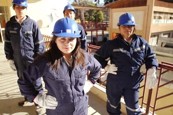 Estudiantes de Educación Media Técnico Profesional.