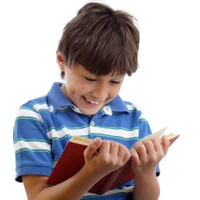 Niño leyendo un libro.