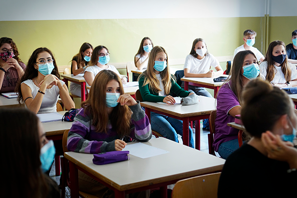 Sala de clases con estudiantes usando mascarilla
