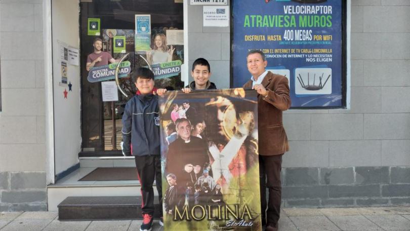 Paulo González, director de la Escuela Orlando Rodríguez del Campo junto a dos estudiantes