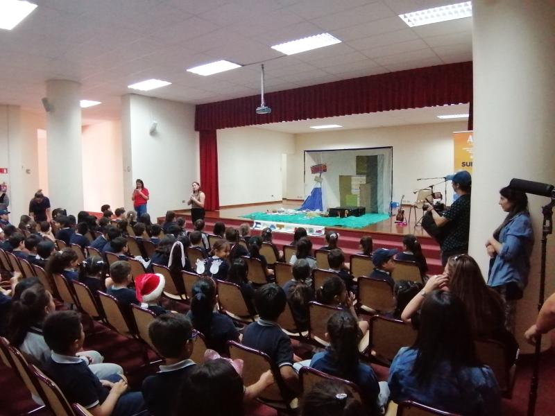 Estudiantes del colegio Divina Pastora disfrutando del cuentacuentos