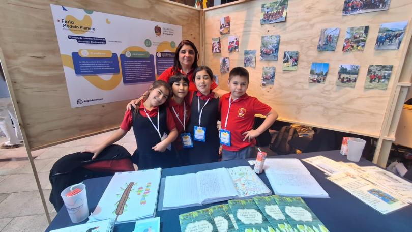 Anaís, Gabriel, Amanda y Cristóbal junto a su profesora Alma Córdova