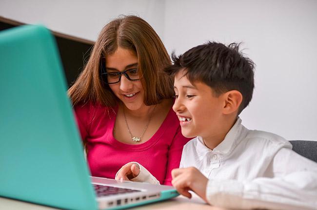 Docente y niño aprendiendo con metodologías activas
