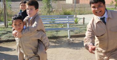 Niños jugando en el patio de la escuela