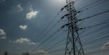 Torres de alta tensión unidas por cables
