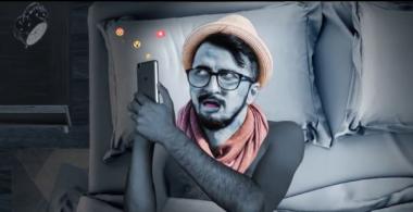 Imagen de hombre viendo su celular en la noche