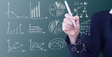 La imagen muestra una pizarra con diversar representaciones gráficas