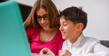 Docente y niño aprendiendo con metodologías activas 